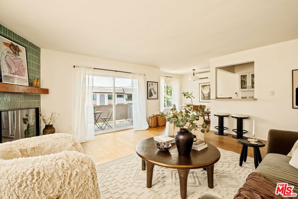1955 Tamarind Avenue 24