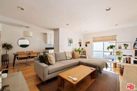 Photo of 550 N Croft Avenue #2, Los Angeles, CA 90048 (MLS # 26852041)