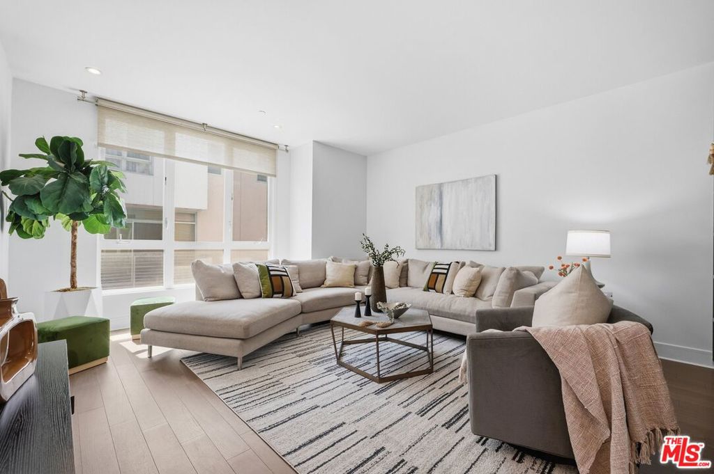 1400 N Fuller Avenue 9