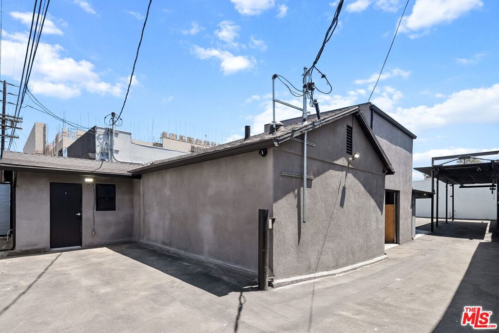 Properties 4 5244 Vineland Avenue