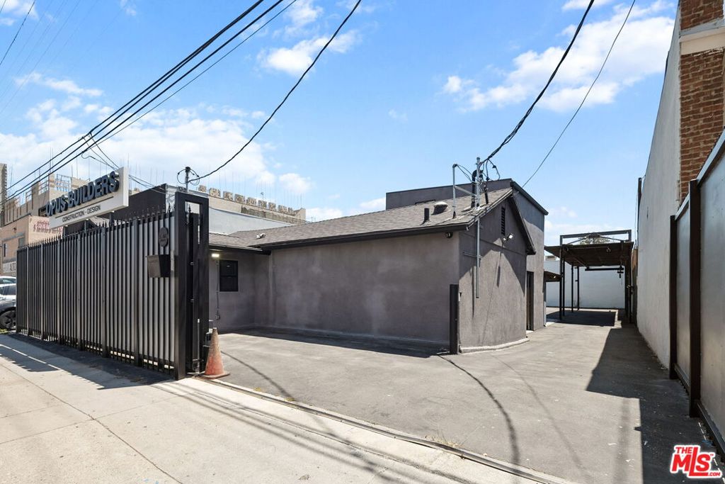 Properties 3 5244 Vineland Avenue