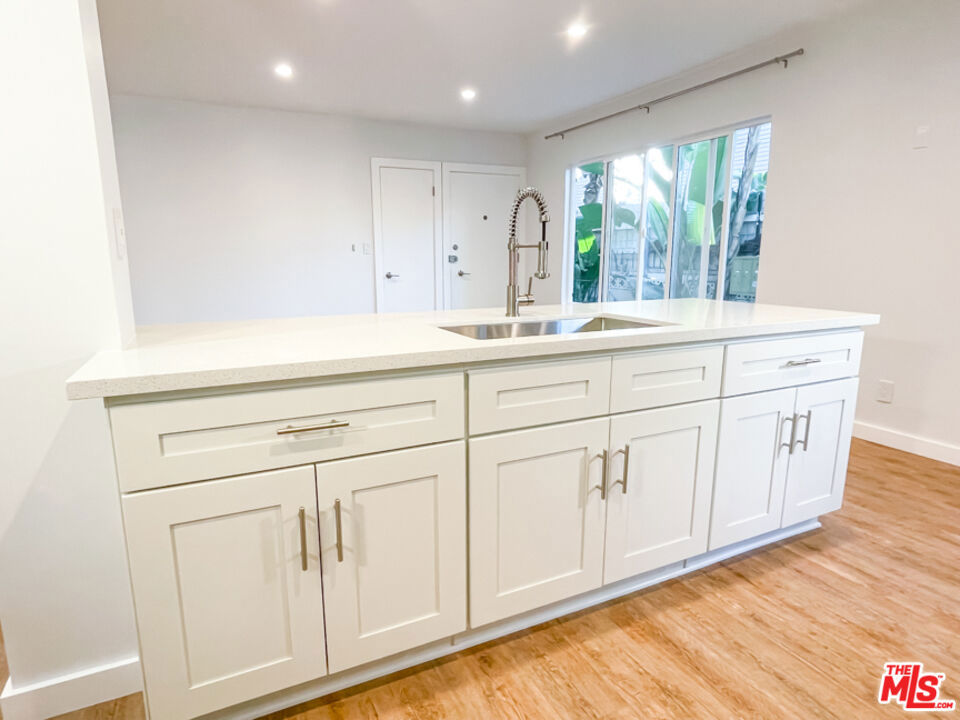 127 S St Andrews Place