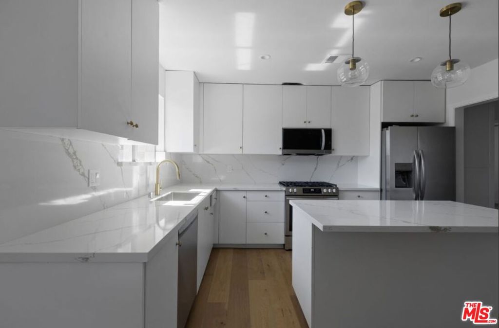 16130 Devonshire Street