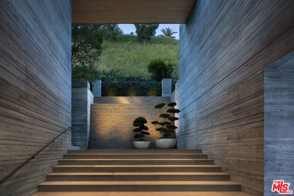 Properties 2 7661 Curson Terrace