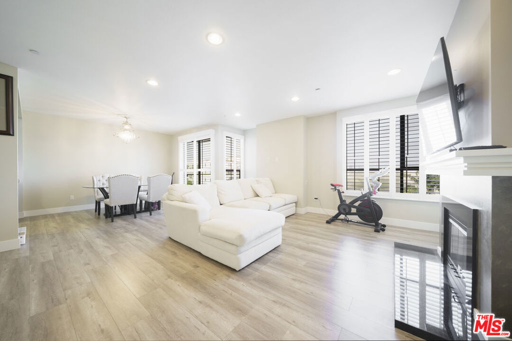 871 Crenshaw Boulevard 406