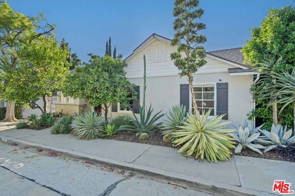859 Cresthaven Drive