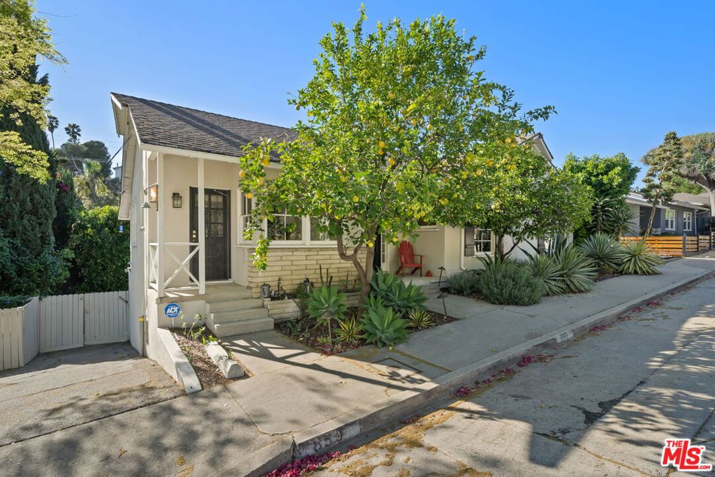 859 Cresthaven Drive