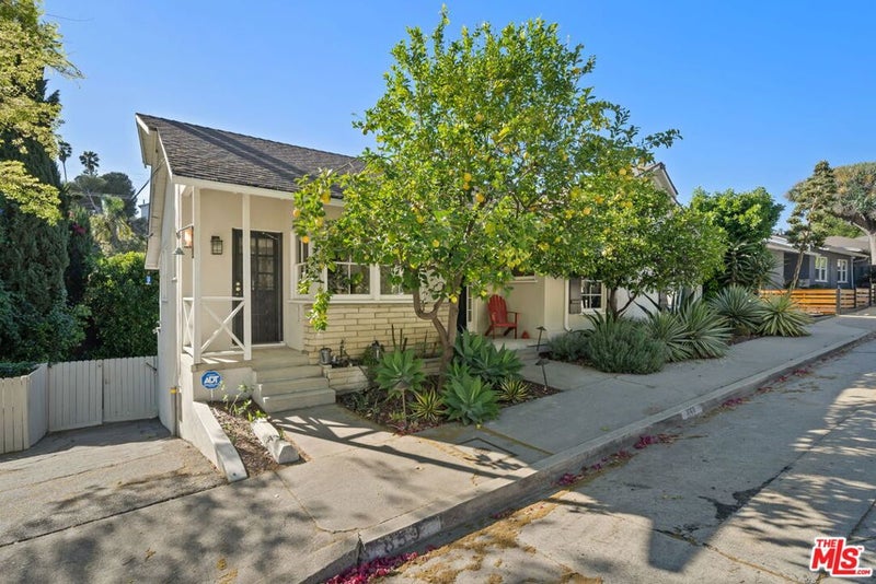859 Cresthaven Drive
