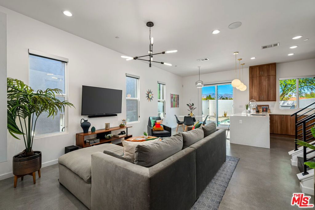 504 Paragon Loop