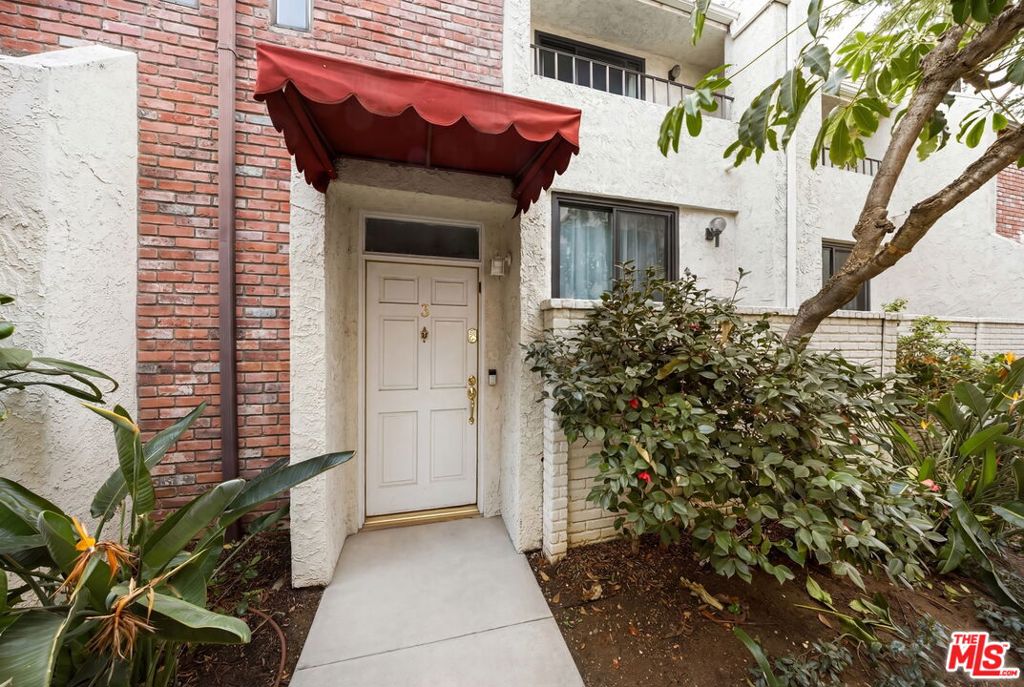 6540 Hayvenhurst Avenue 3