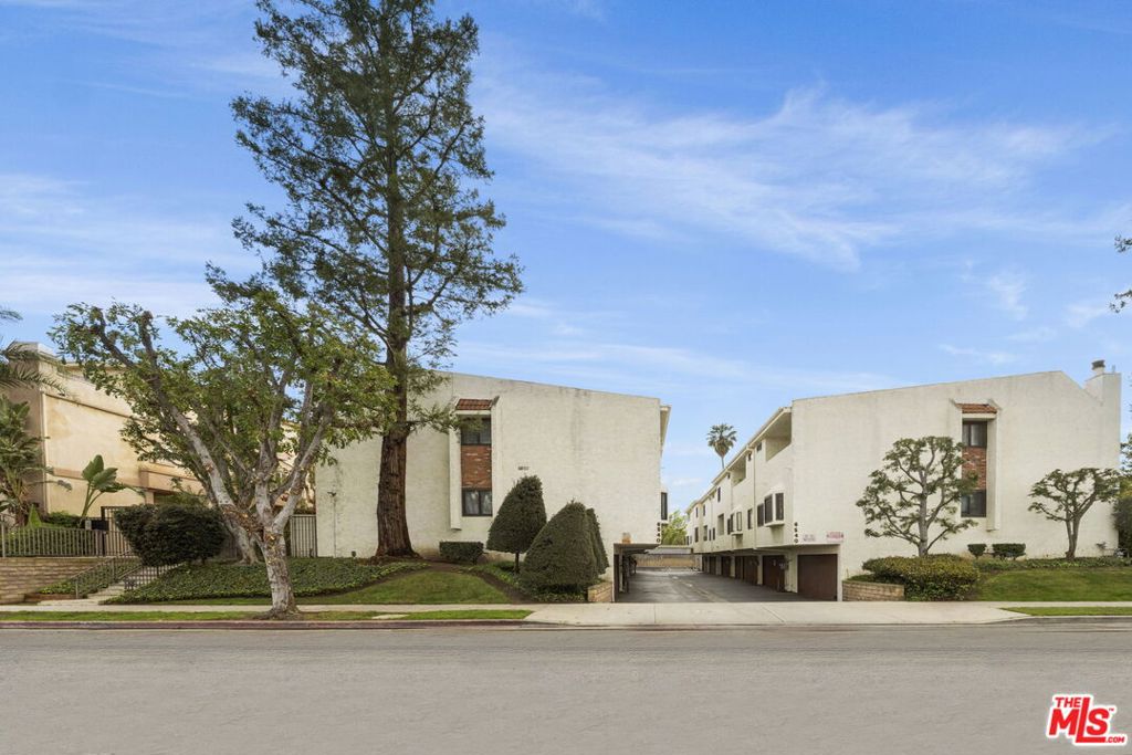 6540 Hayvenhurst Avenue 3