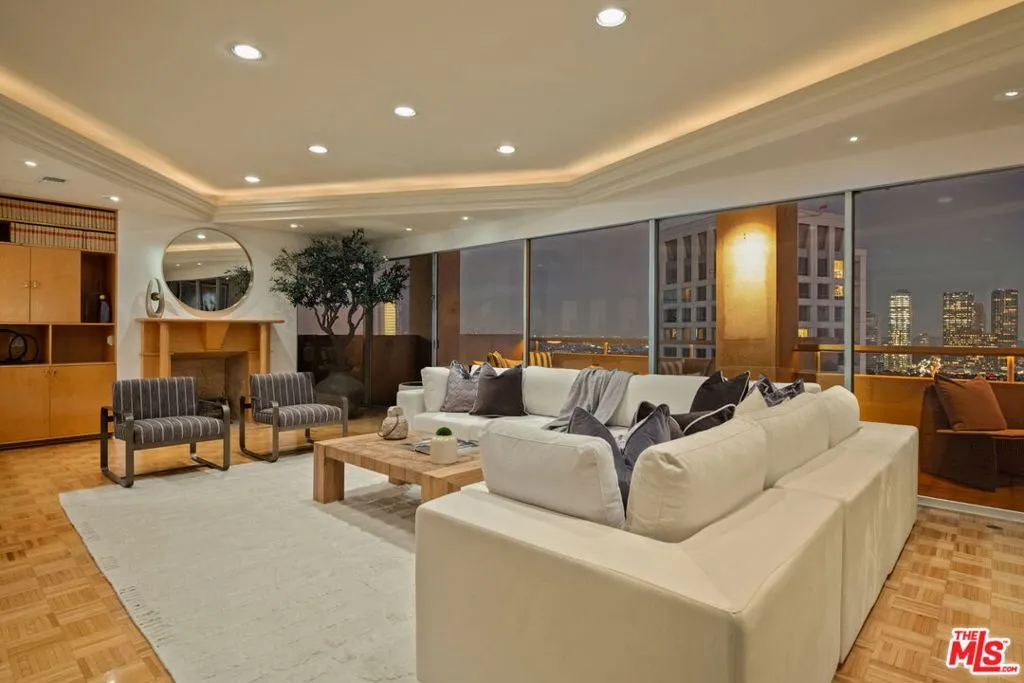 Los Angeles, California 90024, United States, 2 Bedrooms Bedrooms, ,4 BathroomsBathrooms,Residential,Active,237628