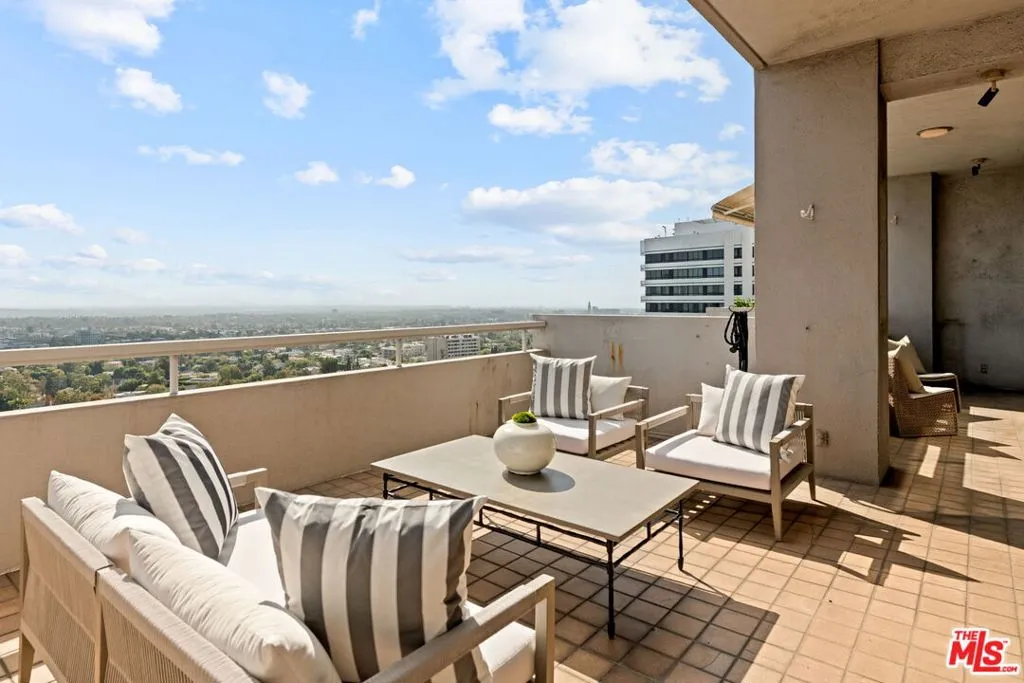 Los Angeles, California 90024, United States, 2 Bedrooms Bedrooms, ,4 BathroomsBathrooms,Residential,Active,237628