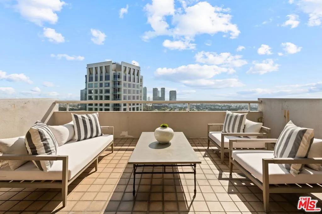 Los Angeles, California 90024, United States, 2 Bedrooms Bedrooms, ,4 BathroomsBathrooms,Residential,Active,237628