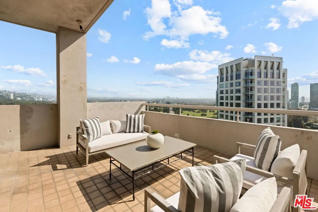 Los Angeles, California 90024, United States, 2 Bedrooms Bedrooms, ,4 BathroomsBathrooms,Residential,Active,237628