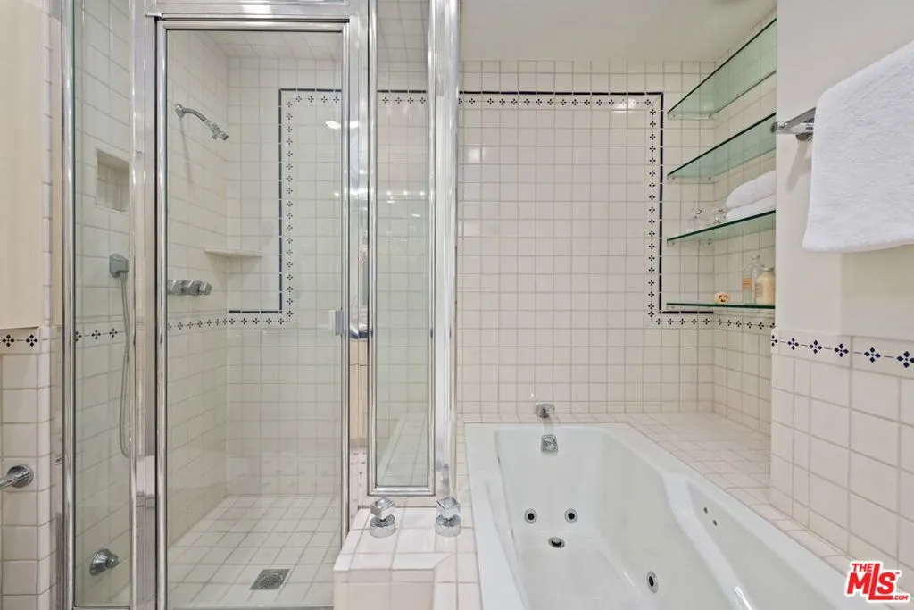 Los Angeles, California 90024, United States, 2 Bedrooms Bedrooms, ,4 BathroomsBathrooms,Residential,Active,237628