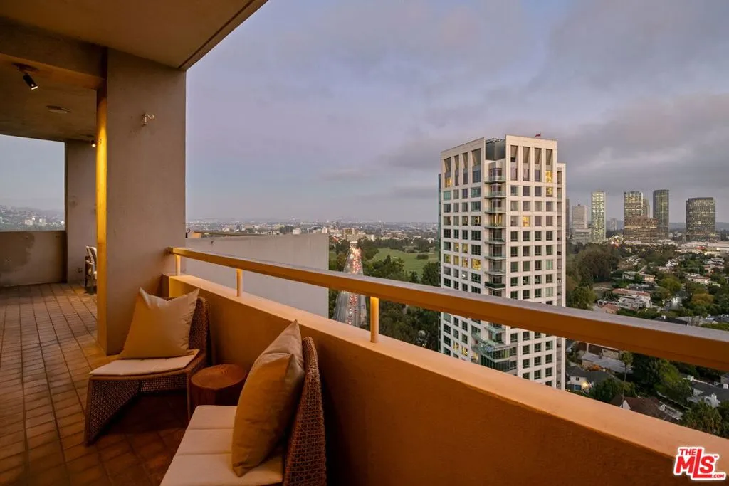 Los Angeles, California 90024, United States, 2 Bedrooms Bedrooms, ,4 BathroomsBathrooms,Residential,Active,237628