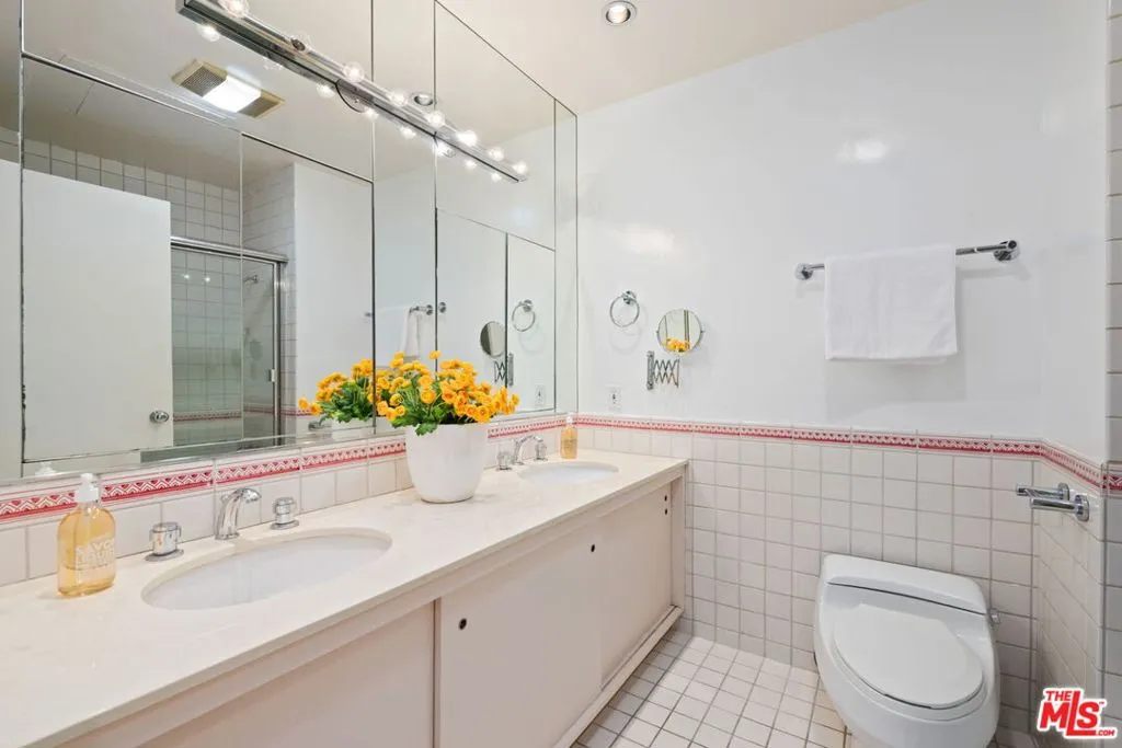 Los Angeles, California 90024, United States, 2 Bedrooms Bedrooms, ,4 BathroomsBathrooms,Residential,Active,237628