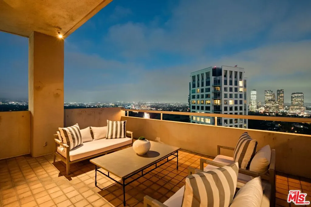 Los Angeles, California 90024, United States, 2 Bedrooms Bedrooms, ,4 BathroomsBathrooms,Residential,Active,237628