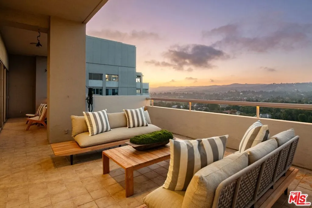 Los Angeles, California 90024, United States, 2 Bedrooms Bedrooms, ,4 BathroomsBathrooms,Residential,Active,237628