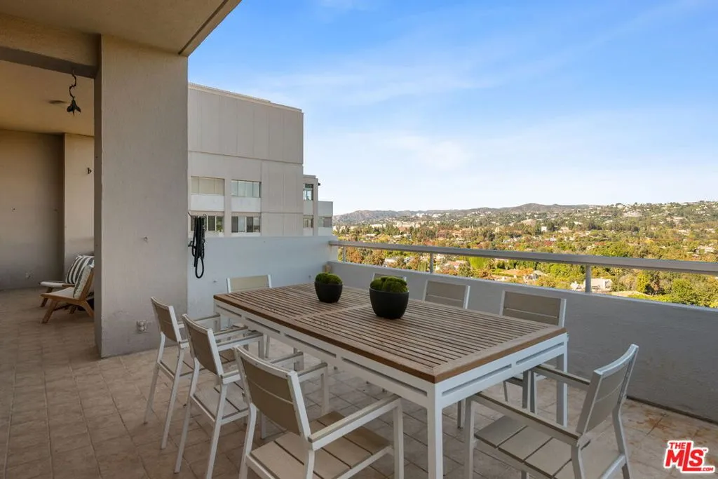 Los Angeles, California 90024, United States, 2 Bedrooms Bedrooms, ,4 BathroomsBathrooms,Residential,Active,237628