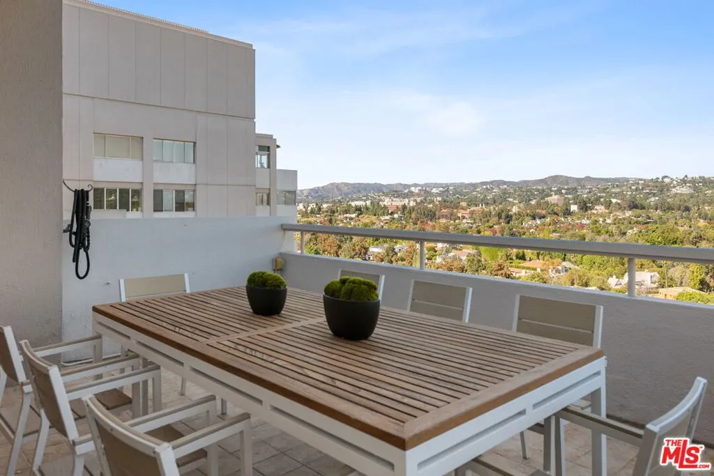 Los Angeles, California 90024, United States, 2 Bedrooms Bedrooms, ,4 BathroomsBathrooms,Residential,Active,237628