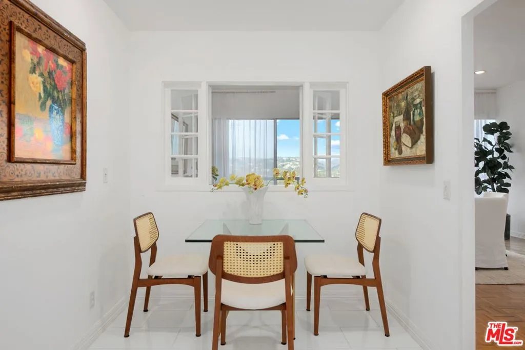 Los Angeles, California 90024, United States, 2 Bedrooms Bedrooms, ,4 BathroomsBathrooms,Residential,Active,237628