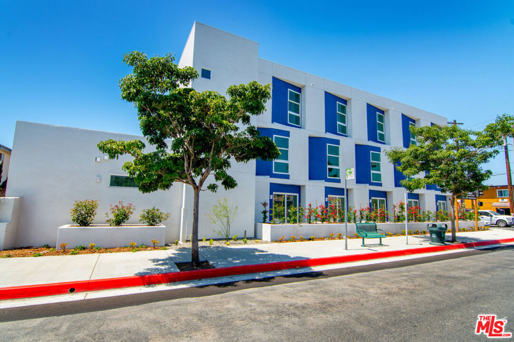 13919 S Normandie Avenue 20