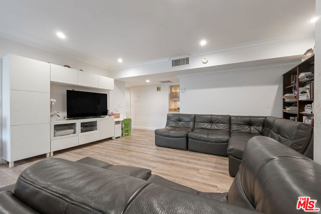 Properties 3 423 S Rexford Drive 106