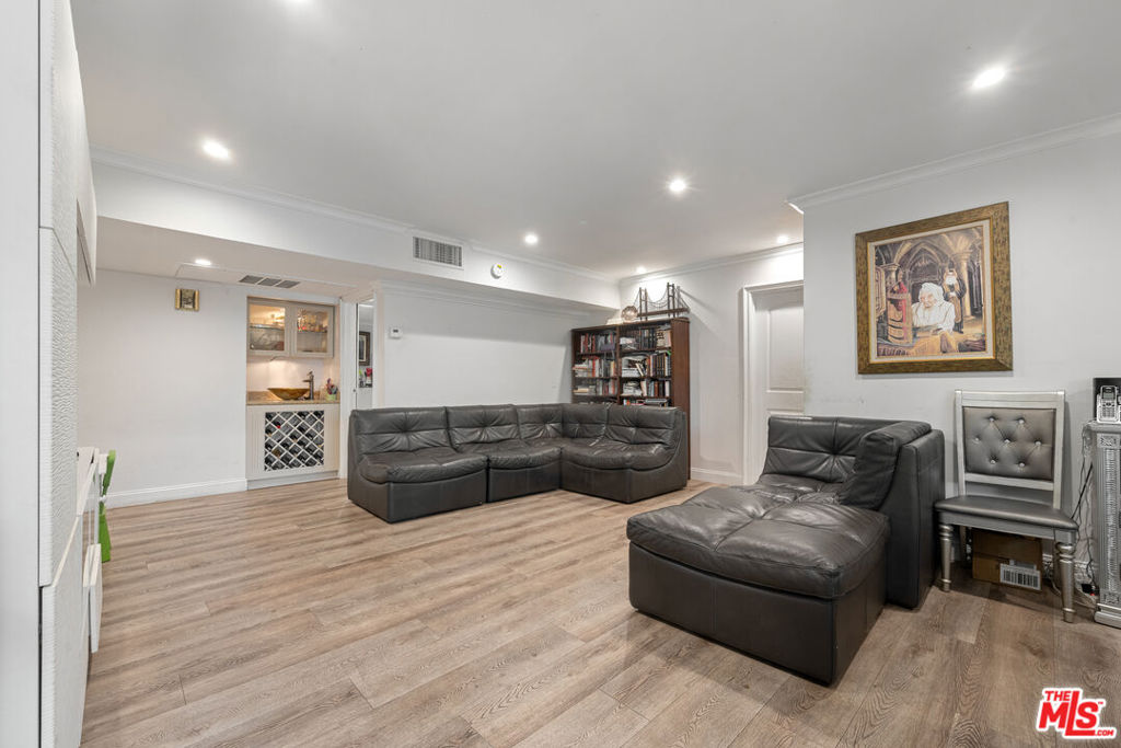Properties 2 423 S Rexford Drive 106