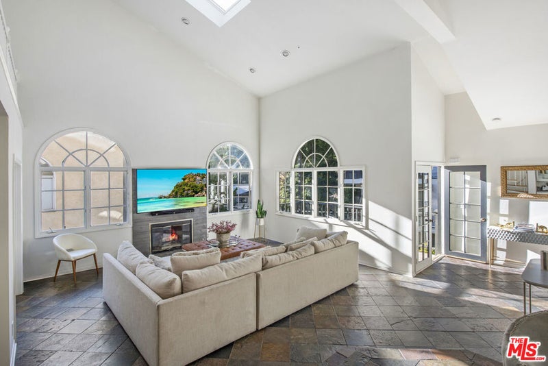 8032 Willow Glen Road