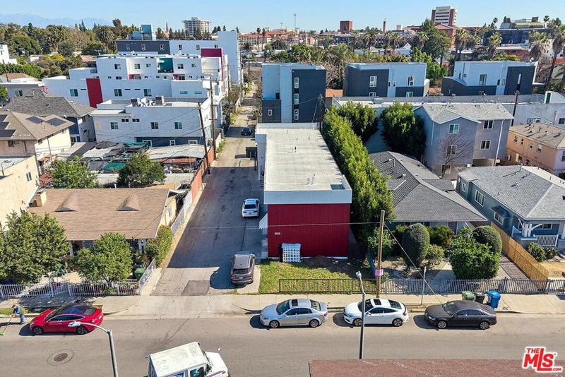 3568 S Budlong Avenue