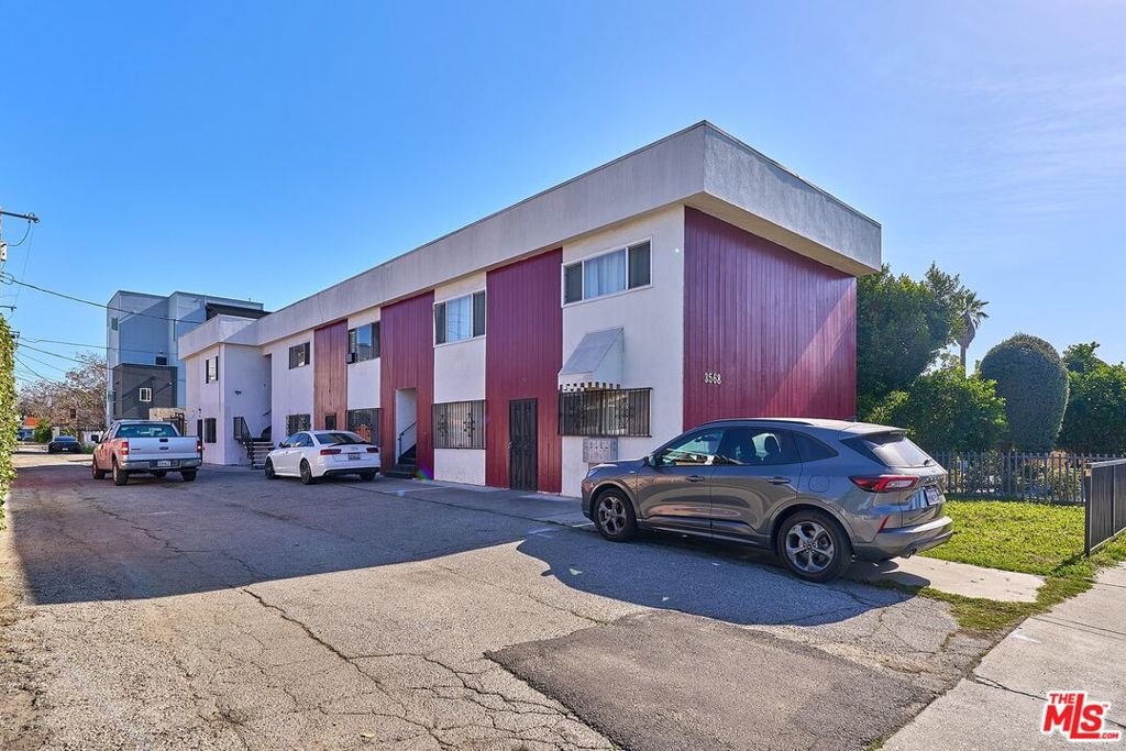 3568 S Budlong Avenue