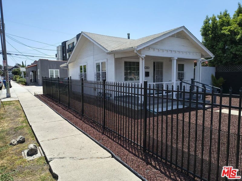 2402 Carmona Avenue