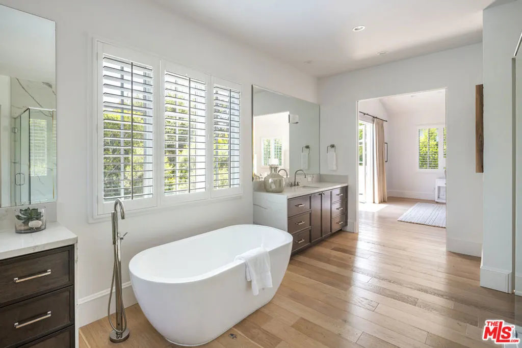 Santa Monica, California 90402, United States, 5 Bedrooms Bedrooms, ,6 BathroomsBathrooms,Residential,Pending,147839