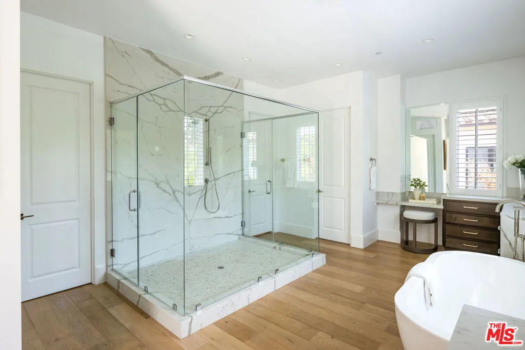 Santa Monica, California 90402, United States, 5 Bedrooms Bedrooms, ,6 BathroomsBathrooms,Residential,Pending,147839