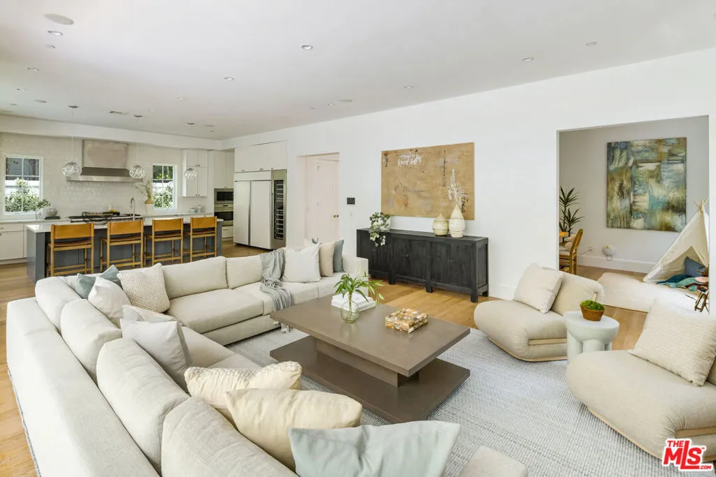 Santa Monica, California 90402, United States, 5 Bedrooms Bedrooms, ,6 BathroomsBathrooms,Residential,Pending,147839