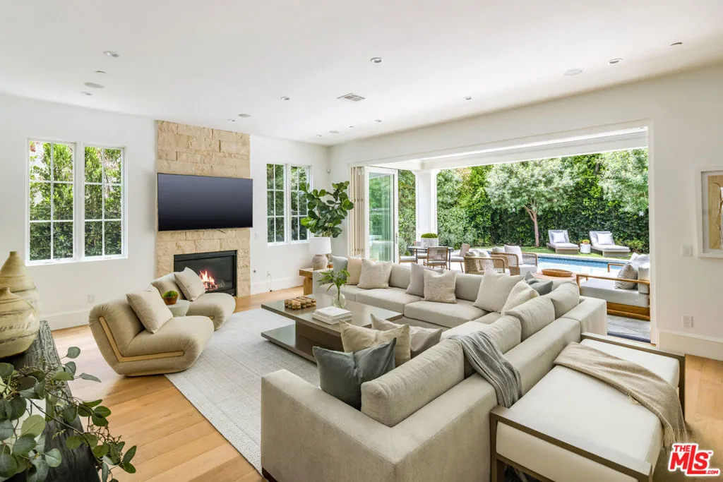 Santa Monica, California 90402, United States, 5 Bedrooms Bedrooms, ,6 BathroomsBathrooms,Residential,Pending,147839