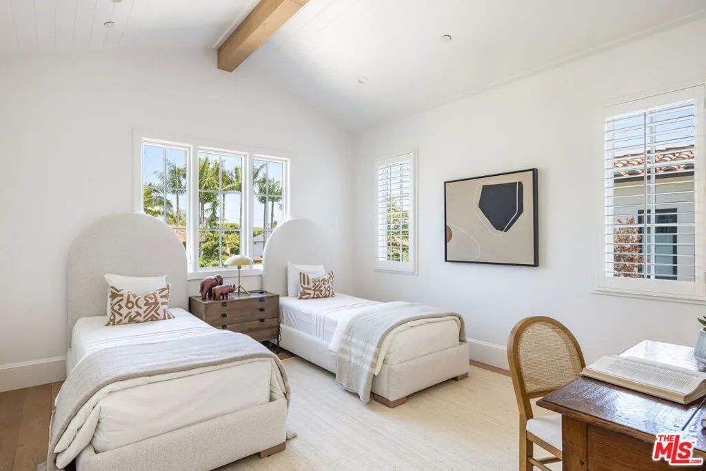 Santa Monica, California 90402, United States, 5 Bedrooms Bedrooms, ,6 BathroomsBathrooms,Residential,Pending,147839