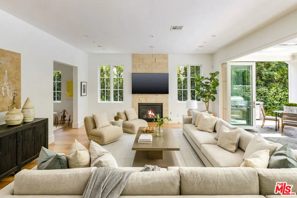 Santa Monica, California 90402, United States, 5 Bedrooms Bedrooms, ,6 BathroomsBathrooms,Residential,Pending,147839