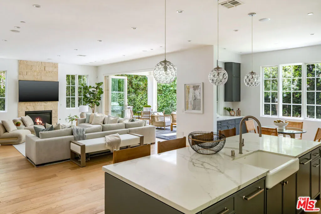 Santa Monica, California 90402, United States, 5 Bedrooms Bedrooms, ,6 BathroomsBathrooms,Residential,Pending,147839