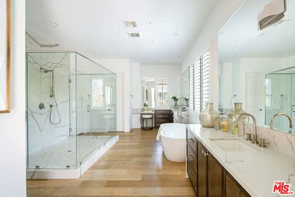 Santa Monica, California 90402, United States, 5 Bedrooms Bedrooms, ,6 BathroomsBathrooms,Residential,Pending,147839