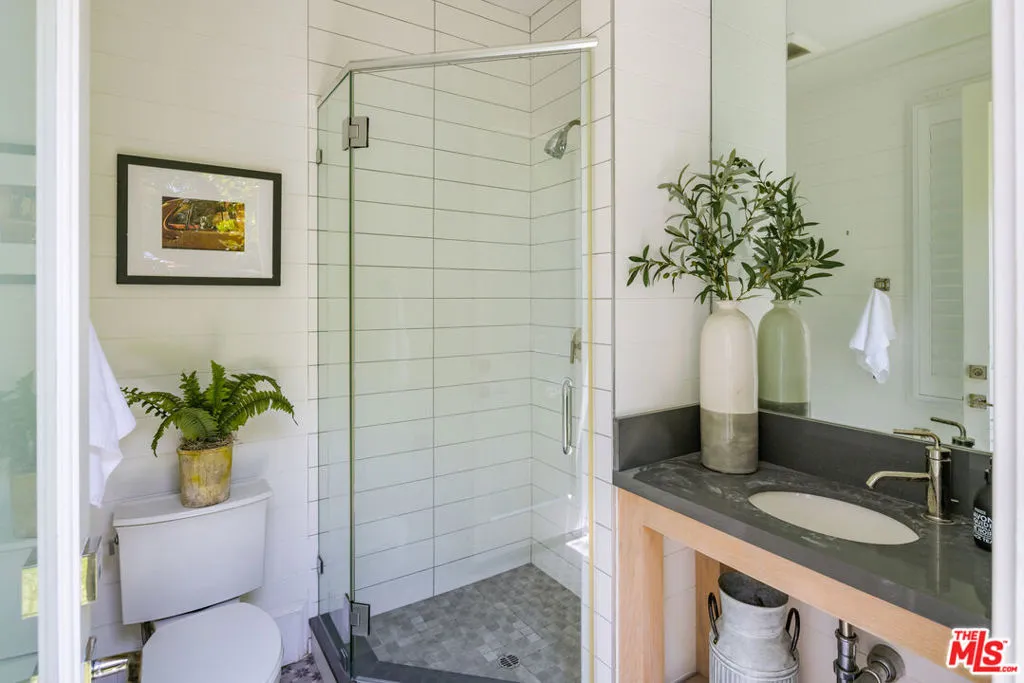 Santa Monica, California 90402, United States, 5 Bedrooms Bedrooms, ,6 BathroomsBathrooms,Residential,Pending,147839