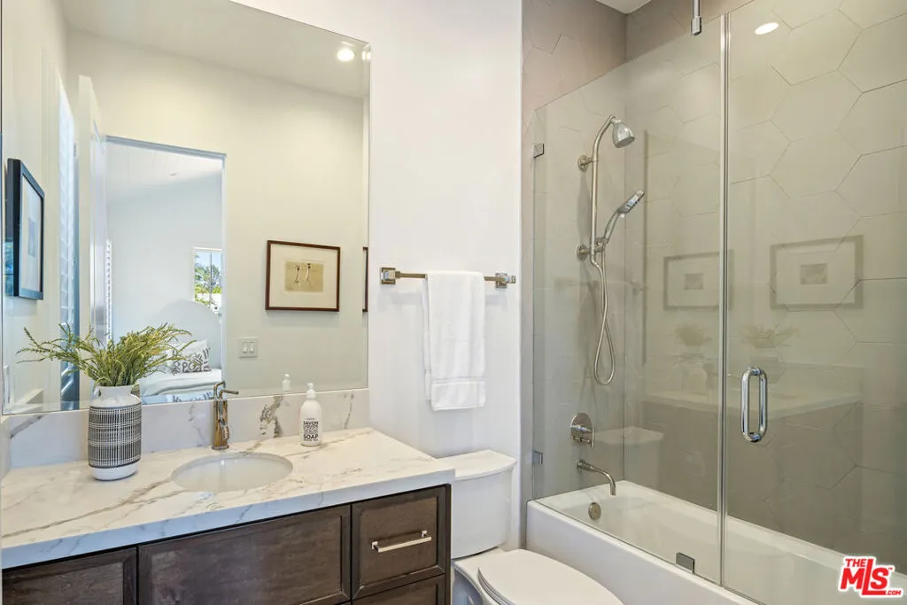 Santa Monica, California 90402, United States, 5 Bedrooms Bedrooms, ,6 BathroomsBathrooms,Residential,Pending,147839