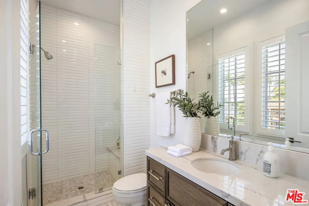 Santa Monica, California 90402, United States, 5 Bedrooms Bedrooms, ,6 BathroomsBathrooms,Residential,Pending,147839