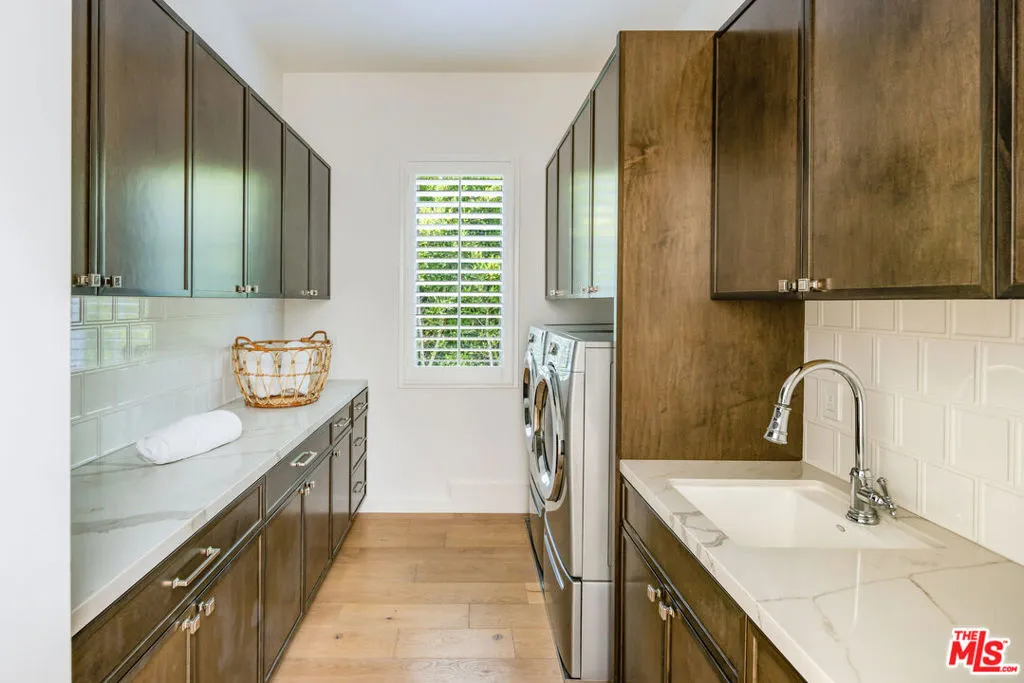 Santa Monica, California 90402, United States, 5 Bedrooms Bedrooms, ,6 BathroomsBathrooms,Residential,Pending,147839