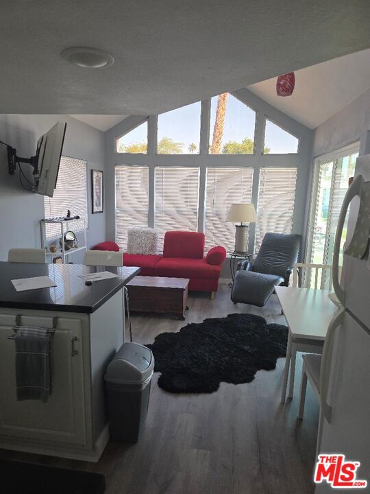 84136 Avenue 44 372