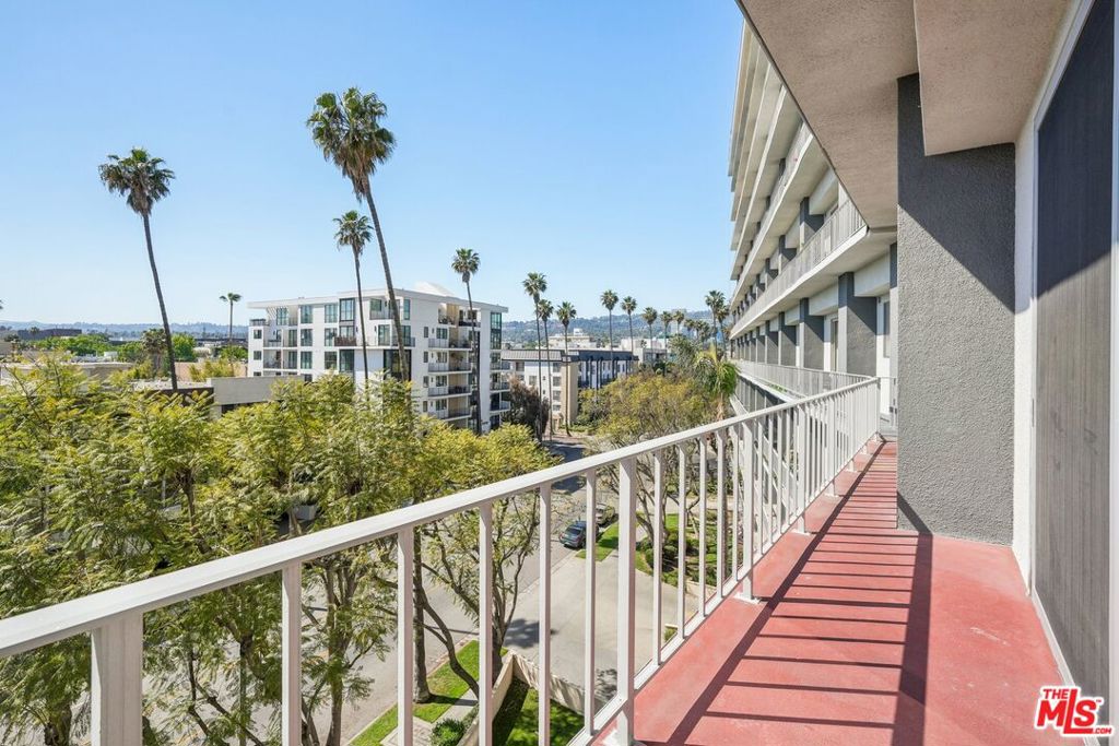 100 S Doheny Drive 501