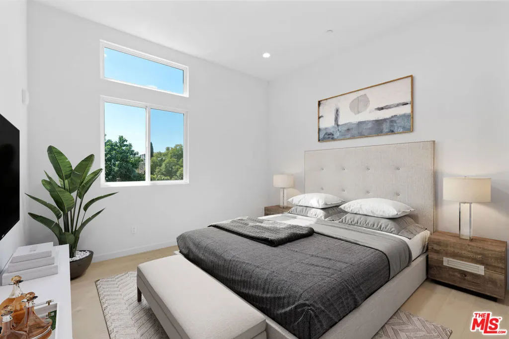 Los Angeles, California 90028, United States, 3 Bedrooms Bedrooms, ,3 BathroomsBathrooms,Residential,Pending,62713