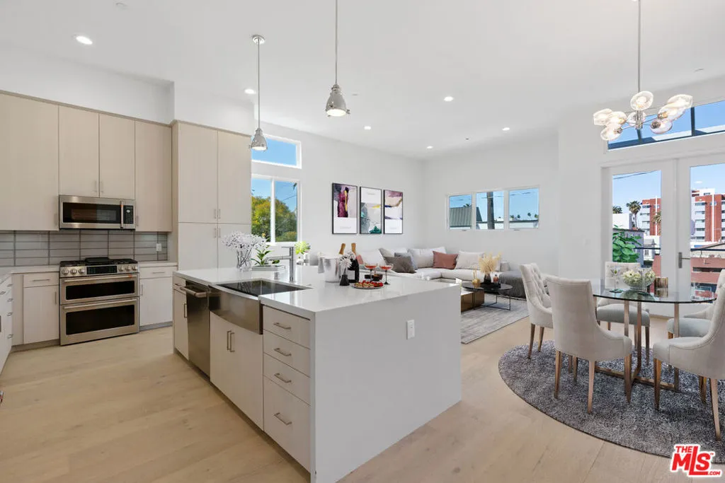 Los Angeles, California 90028, United States, 3 Bedrooms Bedrooms, ,3 BathroomsBathrooms,Residential,Pending,62713